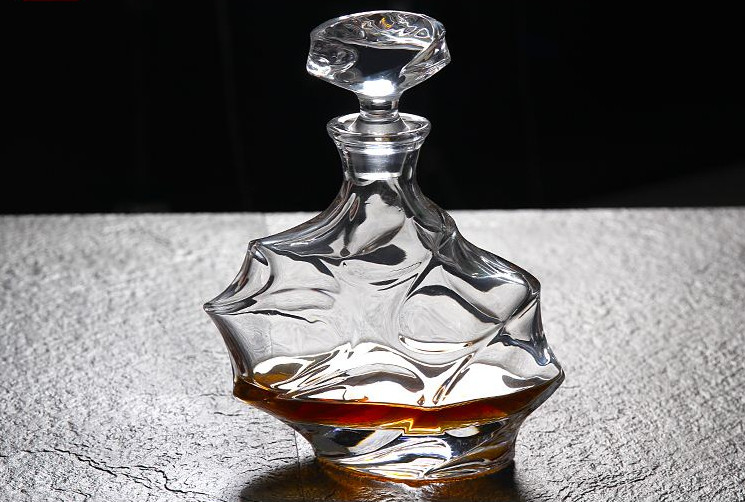 Transparent Personalized Whiskey Decanter / Irregular Liquor Decanter Set With Cups